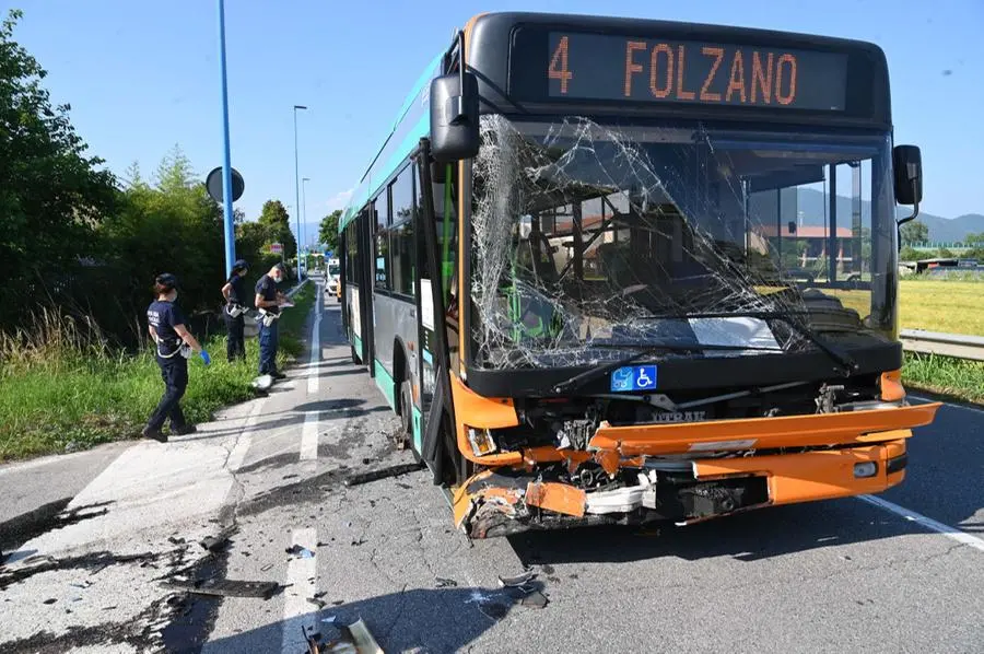 Incidente tra auto e bus