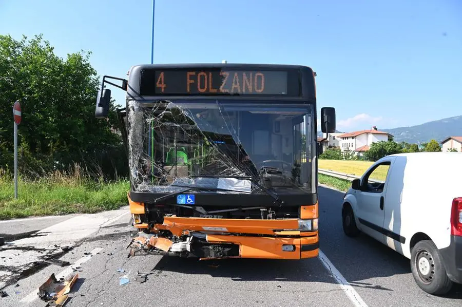 Incidente tra auto e bus
