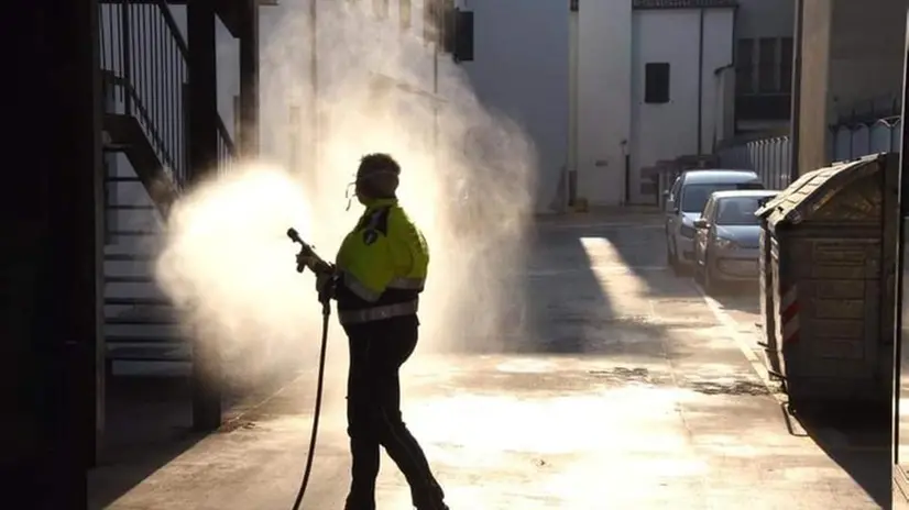 Volontari di protezione civile puliscono gli accessi alle Rsa in città