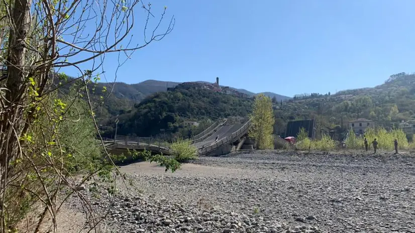 Ponte crollato sul Magra, squadre dei Vigili del Fuoco al lavoro