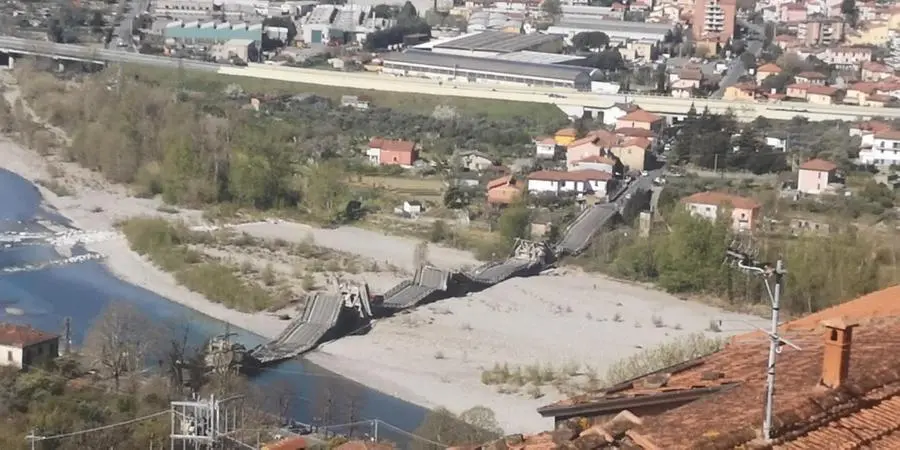 Ponte crollato sul Magra, squadre dei Vigili del Fuoco al lavoro