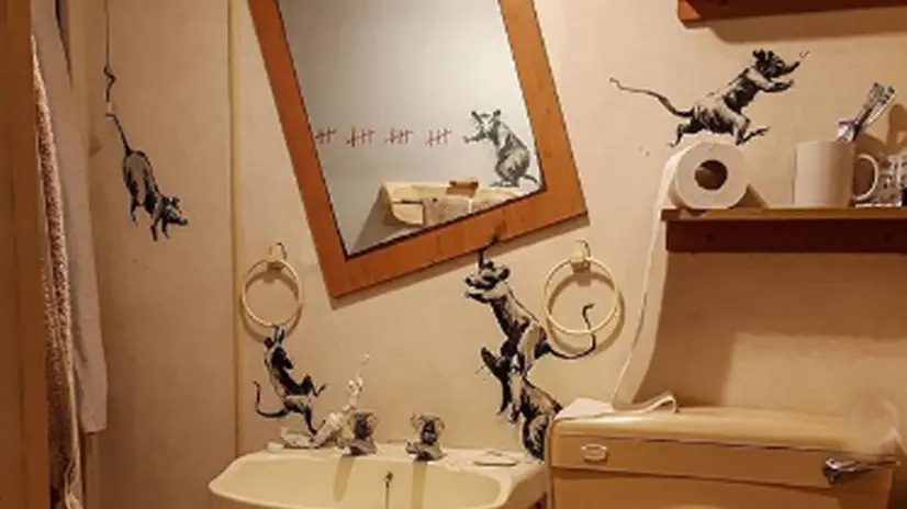 Banksy in smart working: l'ultima opera nel bagno di casa