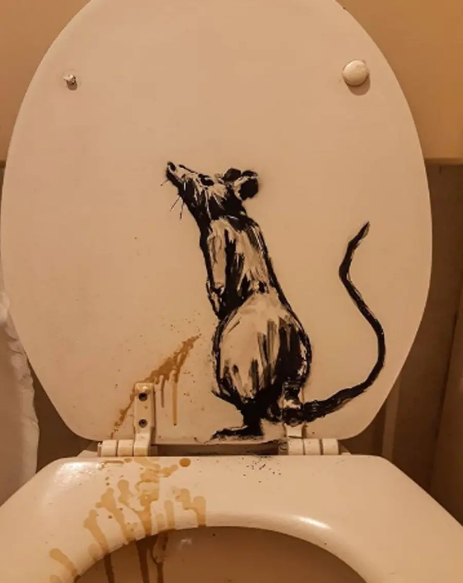 Banksy in smart working: l'ultima opera nel bagno di casa