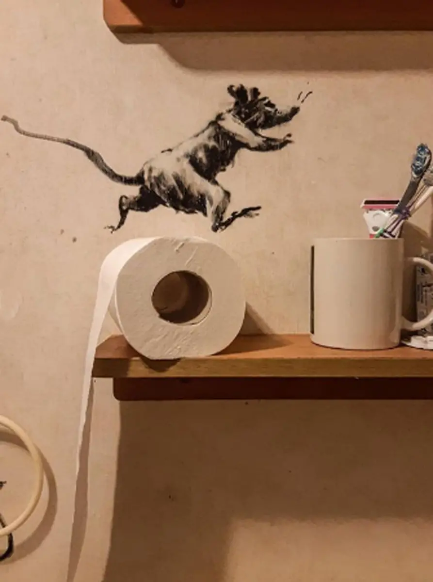 Banksy in smart working: l'ultima opera nel bagno di casa