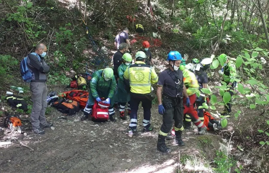 Salò, cade dalla moto e precipita nel canalone