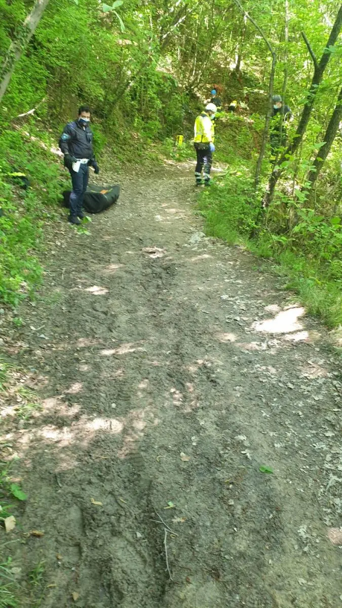 Salò, cade dalla moto e precipita nel canalone