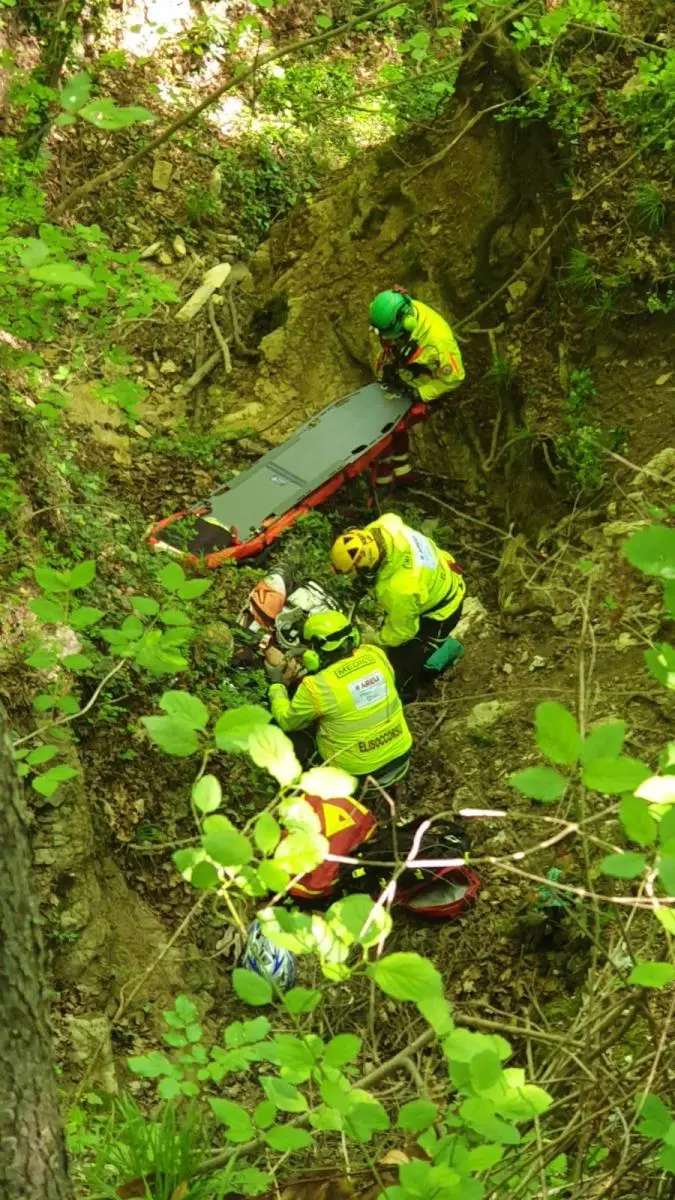 Salò, cade dalla moto e precipita nel canalone