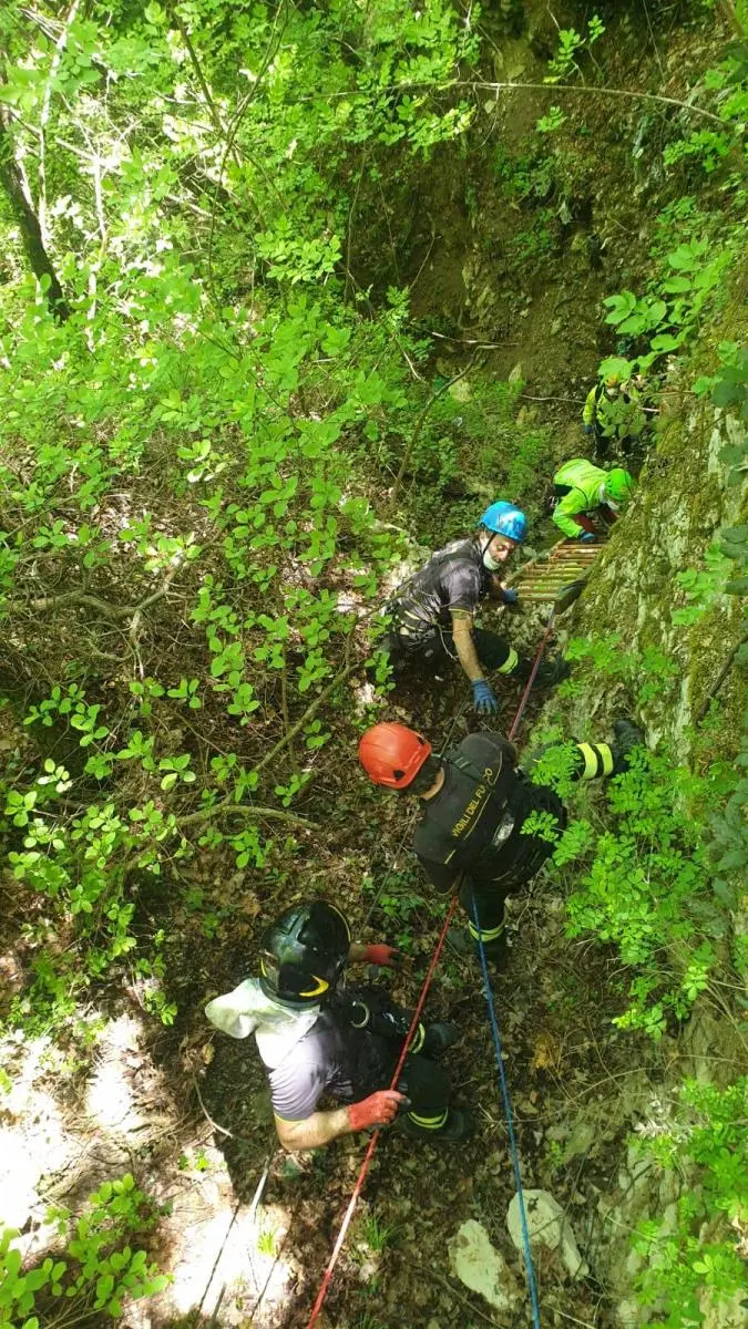 Salò, cade dalla moto e precipita nel canalone