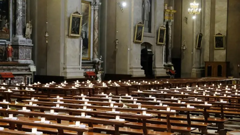Una commemorazione per i defunti nella chiesa di Manerbio - Foto Ansa/Filippo Venezia