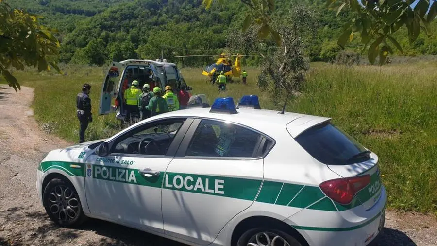 Salò, cade dalla moto e precipita nel canalone