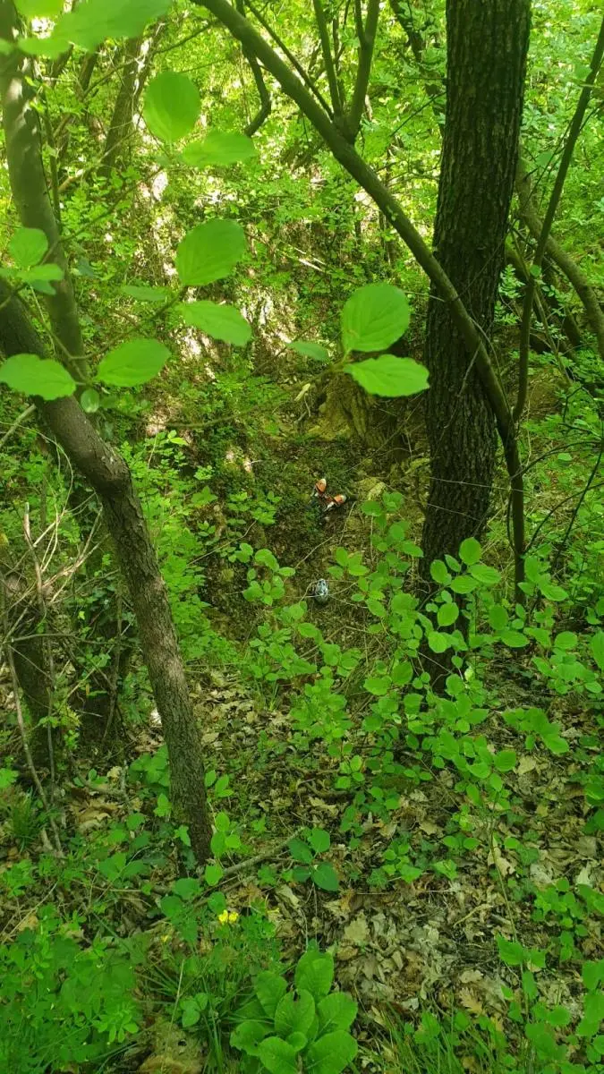Salò, cade dalla moto e precipita nel canalone