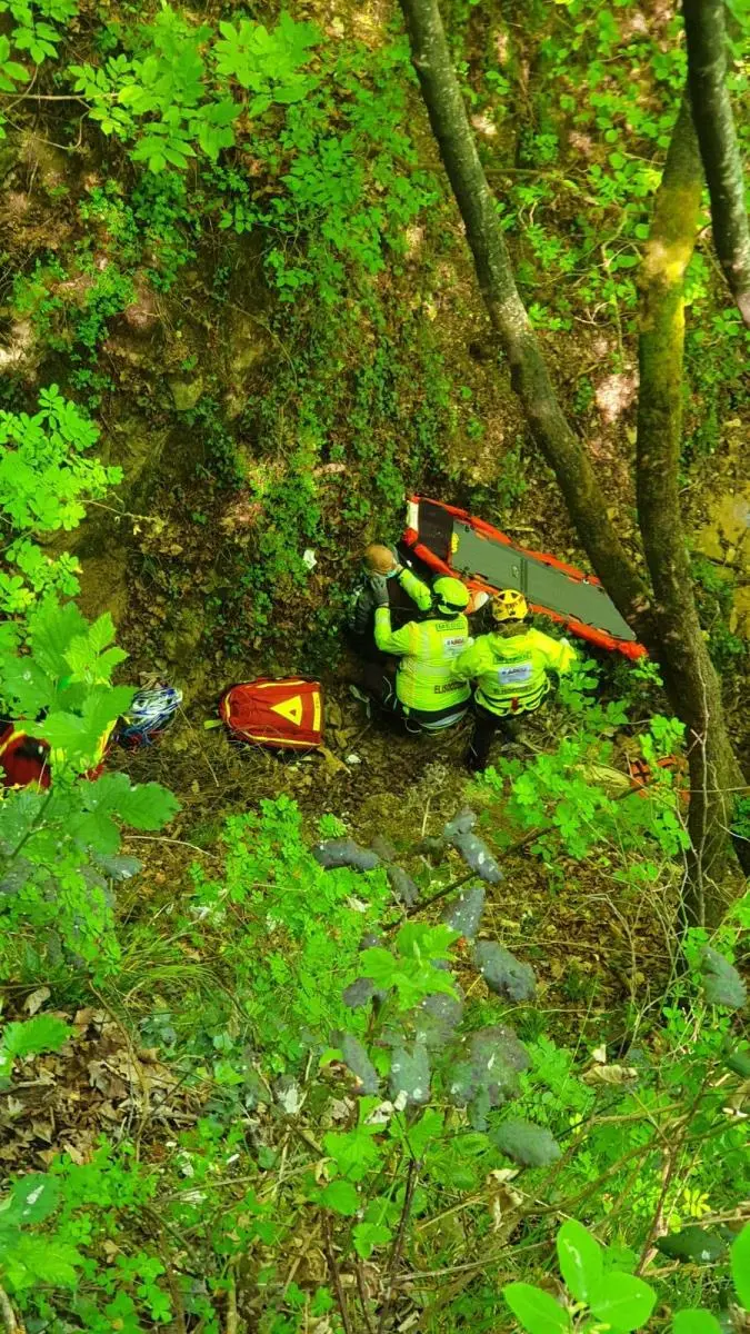 Salò, cade dalla moto e precipita nel canalone