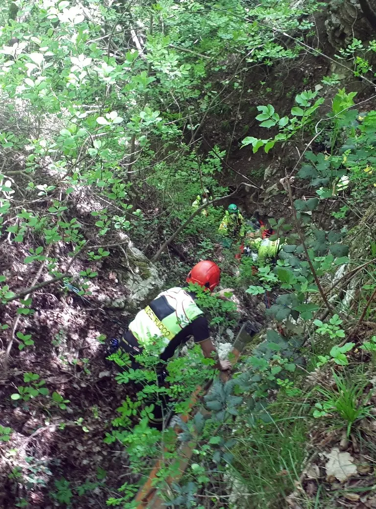 Salò, cade dalla moto e precipita nel canalone