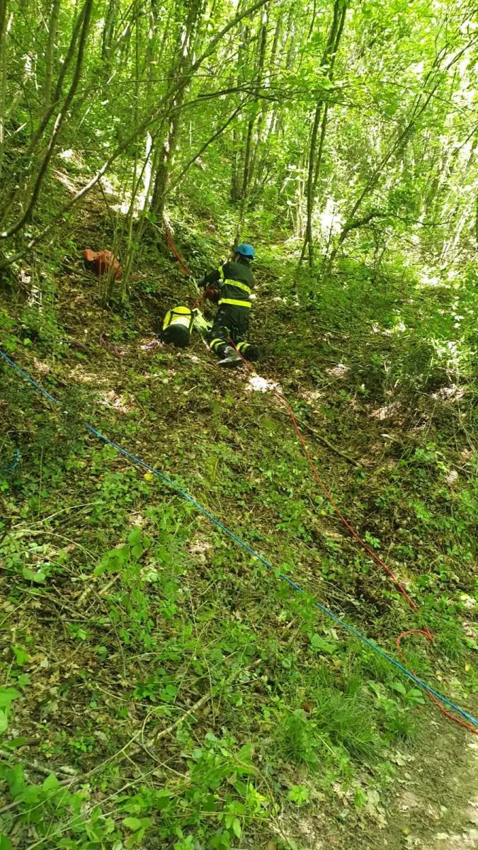 Salò, cade dalla moto e precipita nel canalone