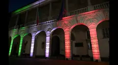 Il Broletto, sede della Provincia, illuminato con i colori della bandiera italiana - © www.giornaledibrescia.it