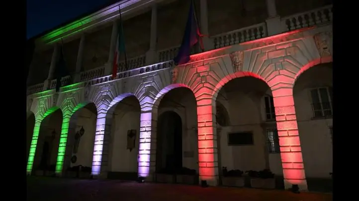 Il Broletto, sede della Provincia, illuminato con i colori della bandiera italiana - © www.giornaledibrescia.it