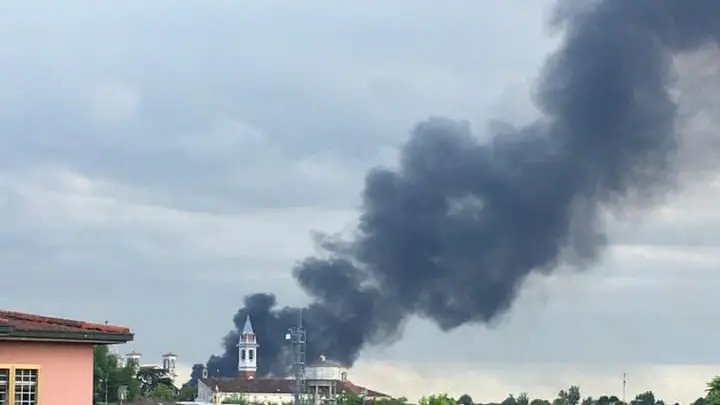 La colonna di fumo nera che si alza da Verolanuova