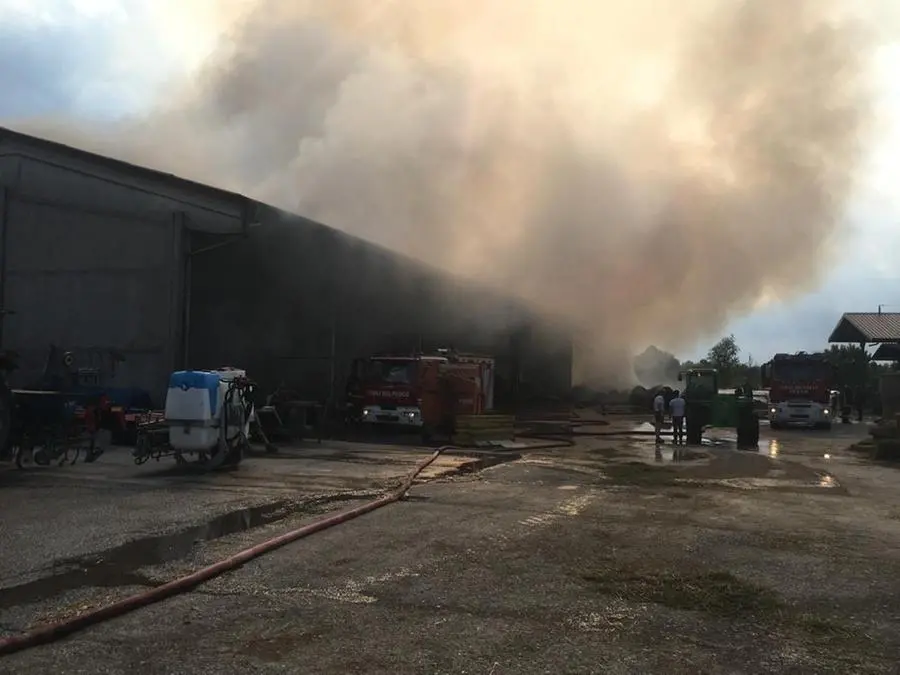 La colonna di fumo nera che si alza da Verolanuova