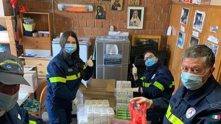 Protezione civile e Caritas a Brescia preparano la spesa per 90 famiglie