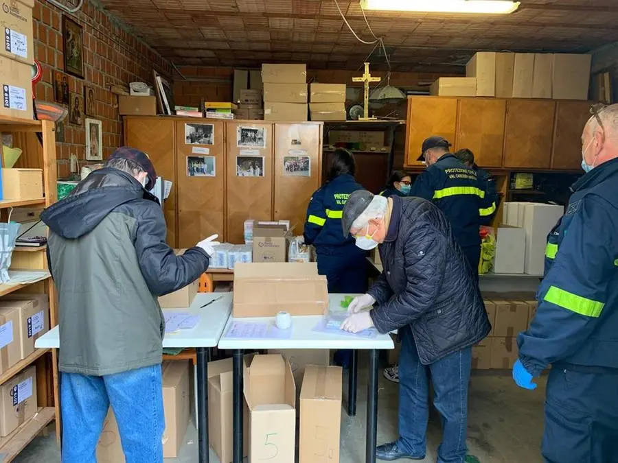 Protezione civile e Caritas a Brescia preparano la spesa per 90 famiglie