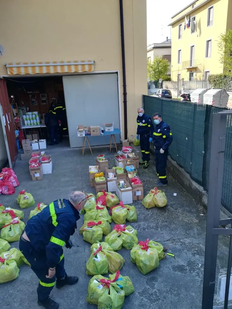 Protezione civile e Caritas a Brescia preparano la spesa per 90 famiglie