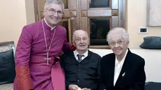Il vescovo Pierantonio Tremolada in uno scatto del 2017 con il padre Albino e la mamma Angelina - Foto New Eden Group © www.giornaledibrescia.it