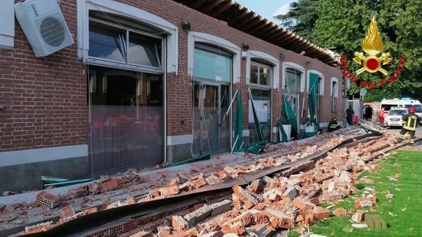 Crolla cornicione nel Varesotto, muoiono mamma e due figlioletti
