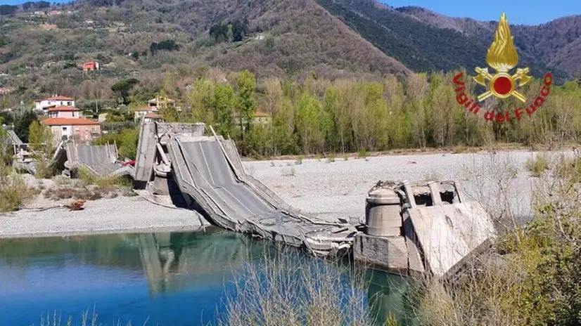 Ponte crolla ad Aulla sul fiume Magra, un ferito
