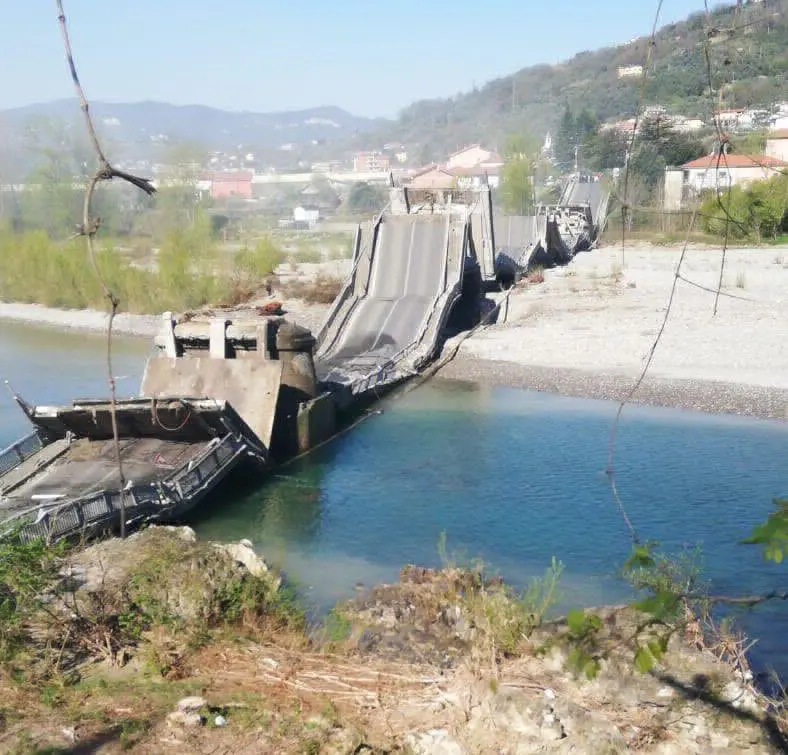 Ponte crolla ad Aulla sul fiume Magra, un ferito