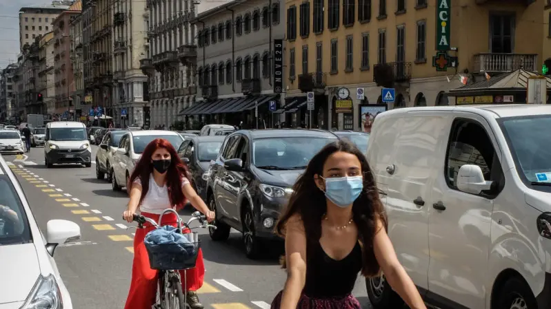 Due ragazze in bicicletta - Foto © www.giornaledibrescia.it