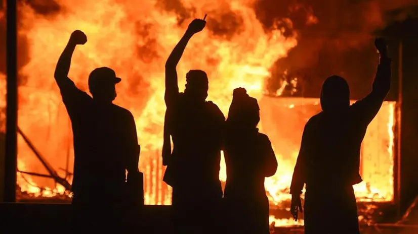 Usa, scontri e tensioni in molte città dopo l'uccisione del 19enne