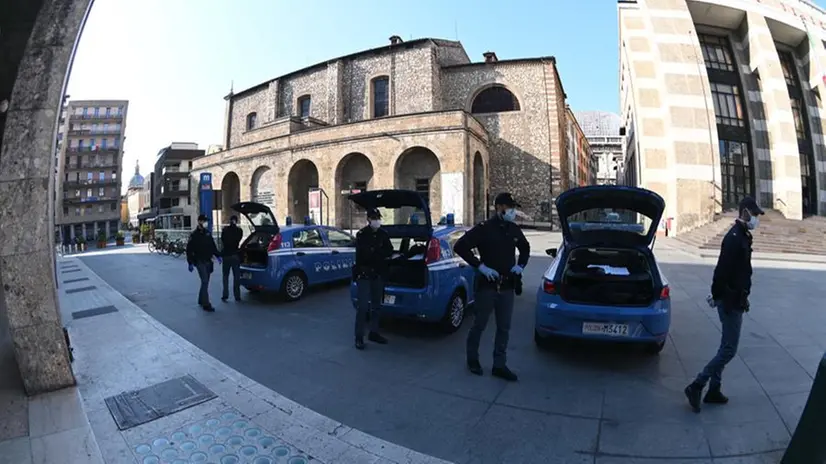 Controlli delle forze dell'ordine in centro a Brescia