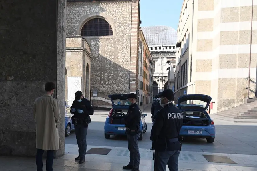 Controlli delle forze dell'ordine in centro a Brescia