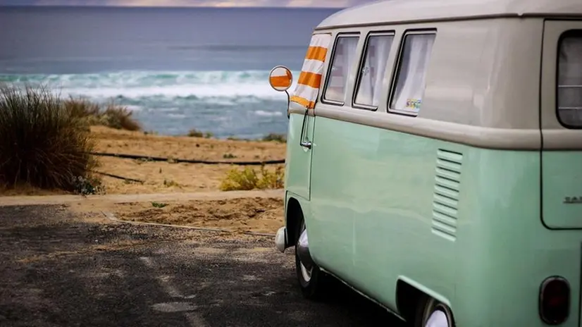 Un camper in riva al mare - © www.giornaledibrescia.it