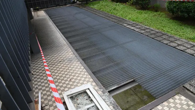 Cede una grata, precipita operaio: 32enne ricoverato