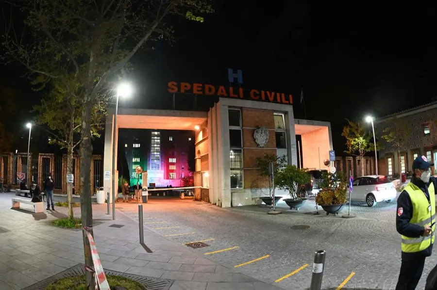 Il Tricolore illumina il Civile - Foto Gabriele Strada /Neg © www.giornaledibrescia.it