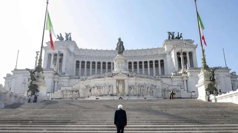 25 Aprile: il Capo dello Stato Sergio Mattarella all'Altare della Patria