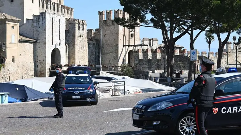Carabinieri presidiano il centro di Sirmione Foto © www.giornaledibrescia.it