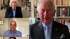 L’erede al trono di Inghilterra Carlo durante una videochat con i familiari reali