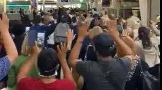 I passeggeri che escono a mani alzate dalla stazione della Défence (frame del video da Twitter)