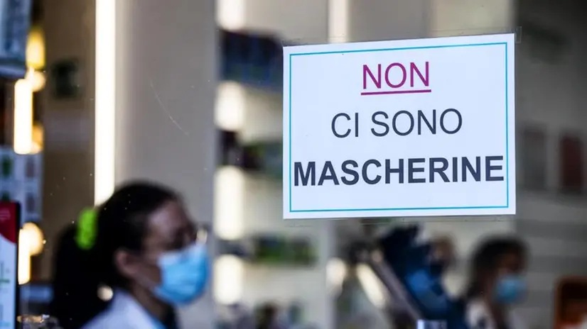 Una farmacia avvisa i clienti: le mascherine sono finite - Foto Ansa © www.giornaledibrescia.it