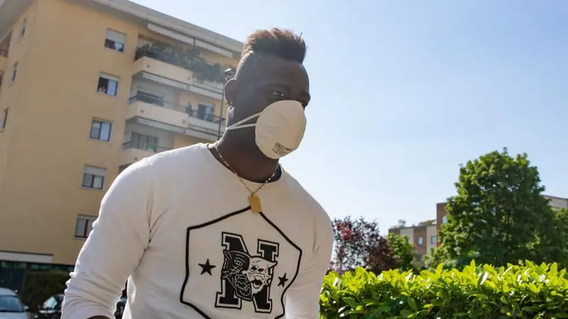 Mario Balotelli in via Aldo Moro per le visite mediche