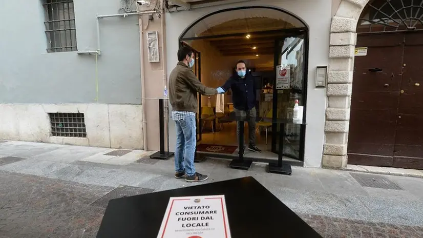 Locali aperti e misure anti contagio - Foto Marco Ortogni/Neg © www.giornaledibrescia.it