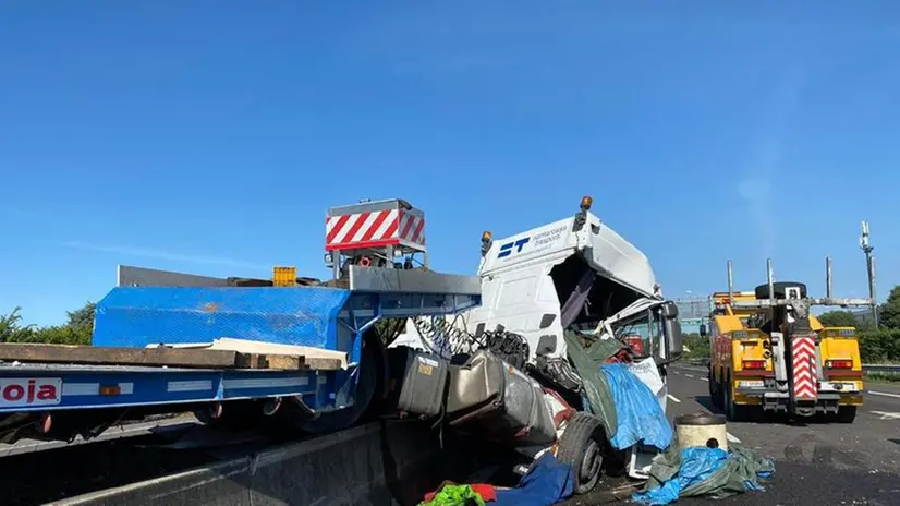 Tir si schianta contro il guardraille perde il carico