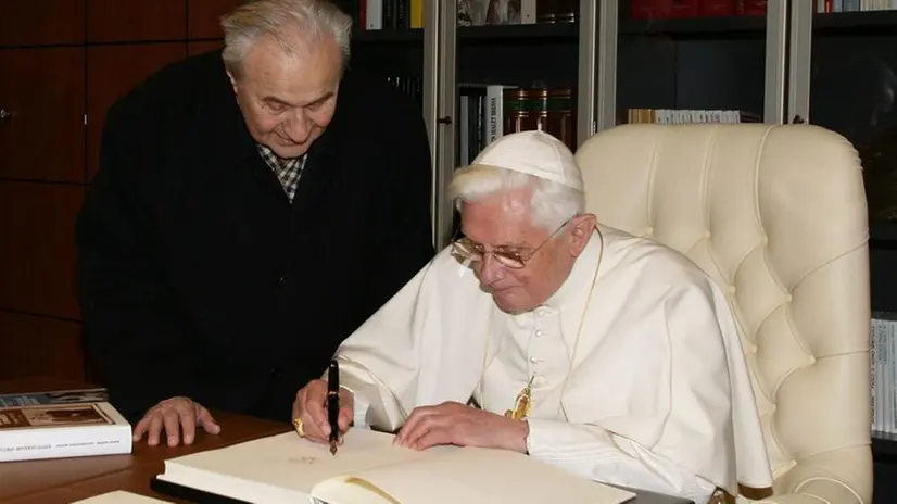 Il notaio Giuseppe Camadini con Benedetto XVI a Concesio l’8 novembre 2009 - Foto © www.giornaledibrescia.it