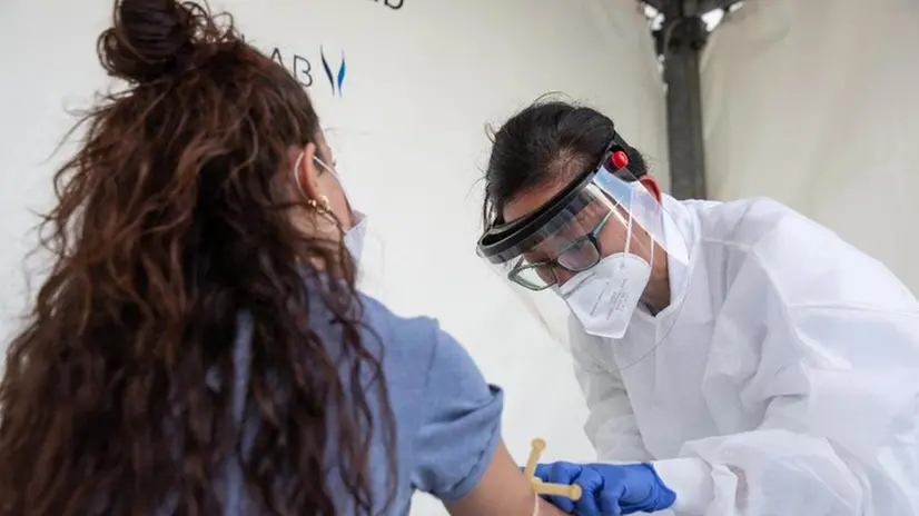 Un'operatrice sanitaria si sottopone al test sierologico - Foto Ansa/Max Cavallari