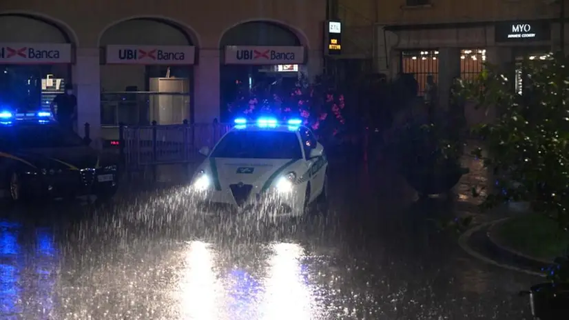 Sabato sera semideserto in piazzale Arnaldo, complici pioggia e ordinanza
