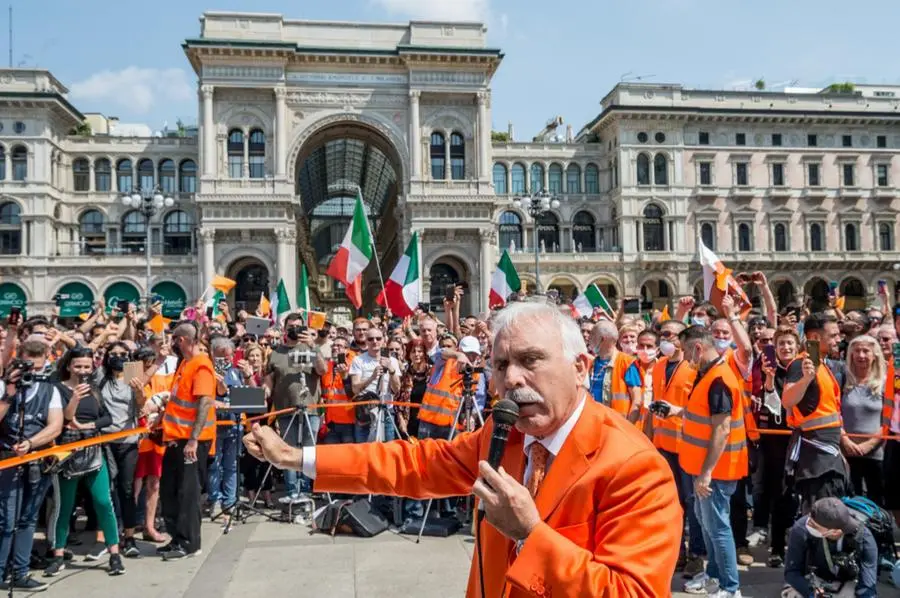 Gilet arancioni in piazza a Milano, senza distanze e mascherine: è polemica