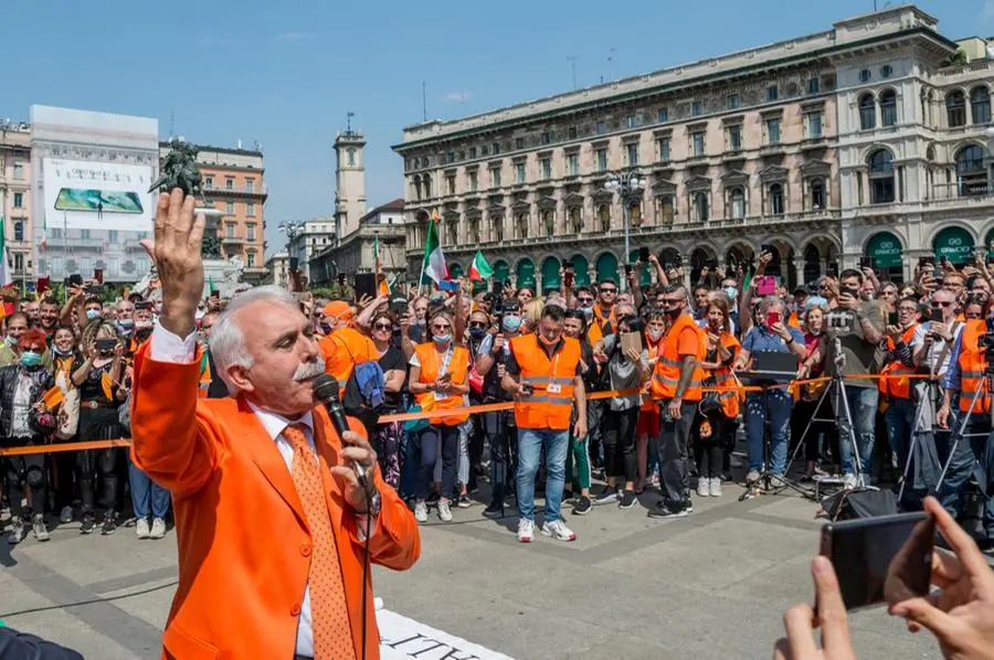 Gilet arancioni in piazza a Milano, senza distanze e mascherine: è polemica
