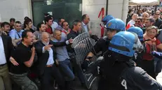 Un momento degli scontri del 28 maggio 2012 - Foto Gabriele Strada /Neg © www.giornaledibrescia.it